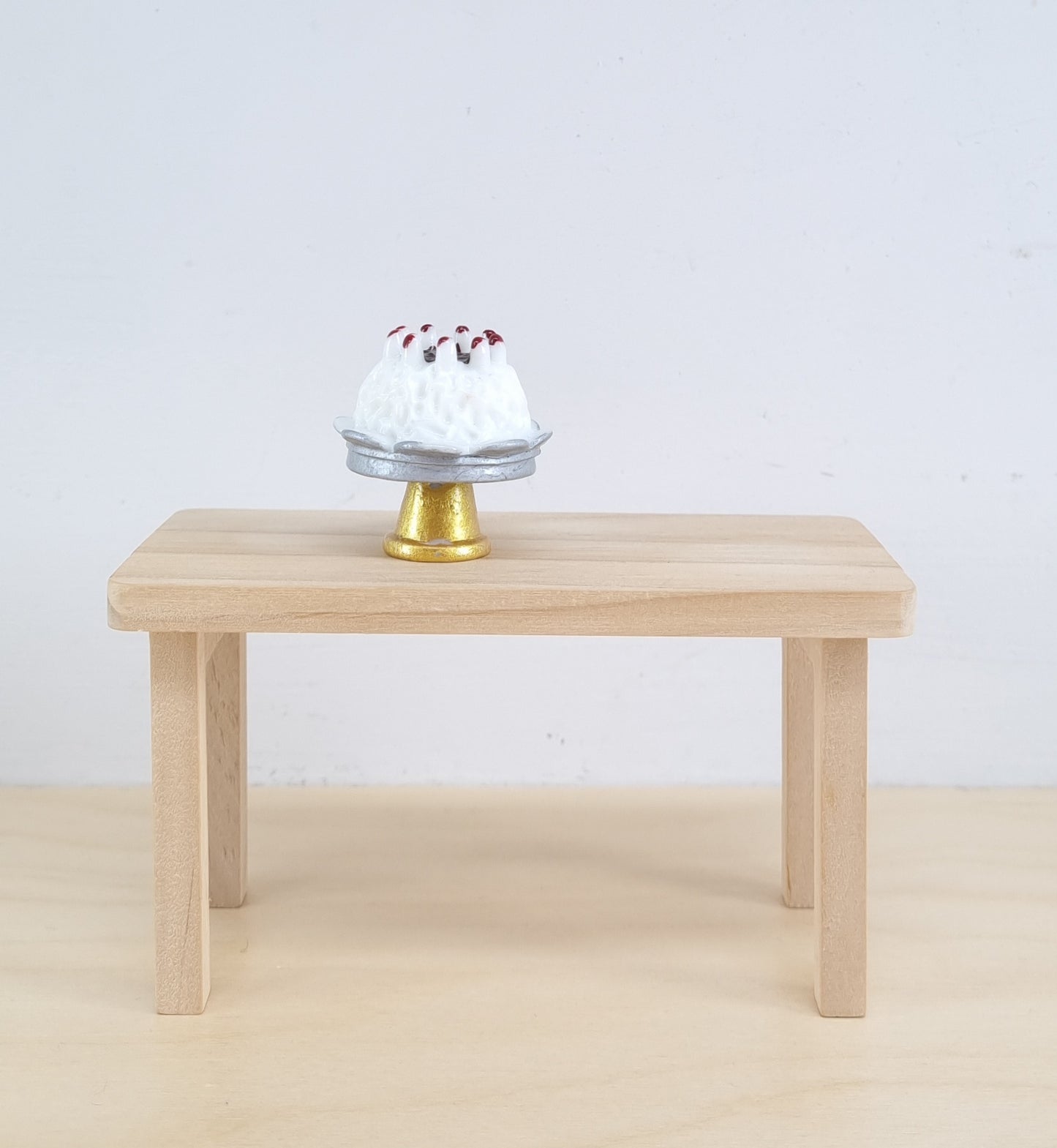 Mini cake on stand