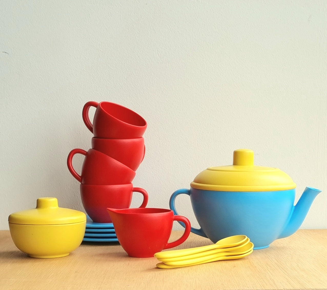 100 % recycled plastic tea set