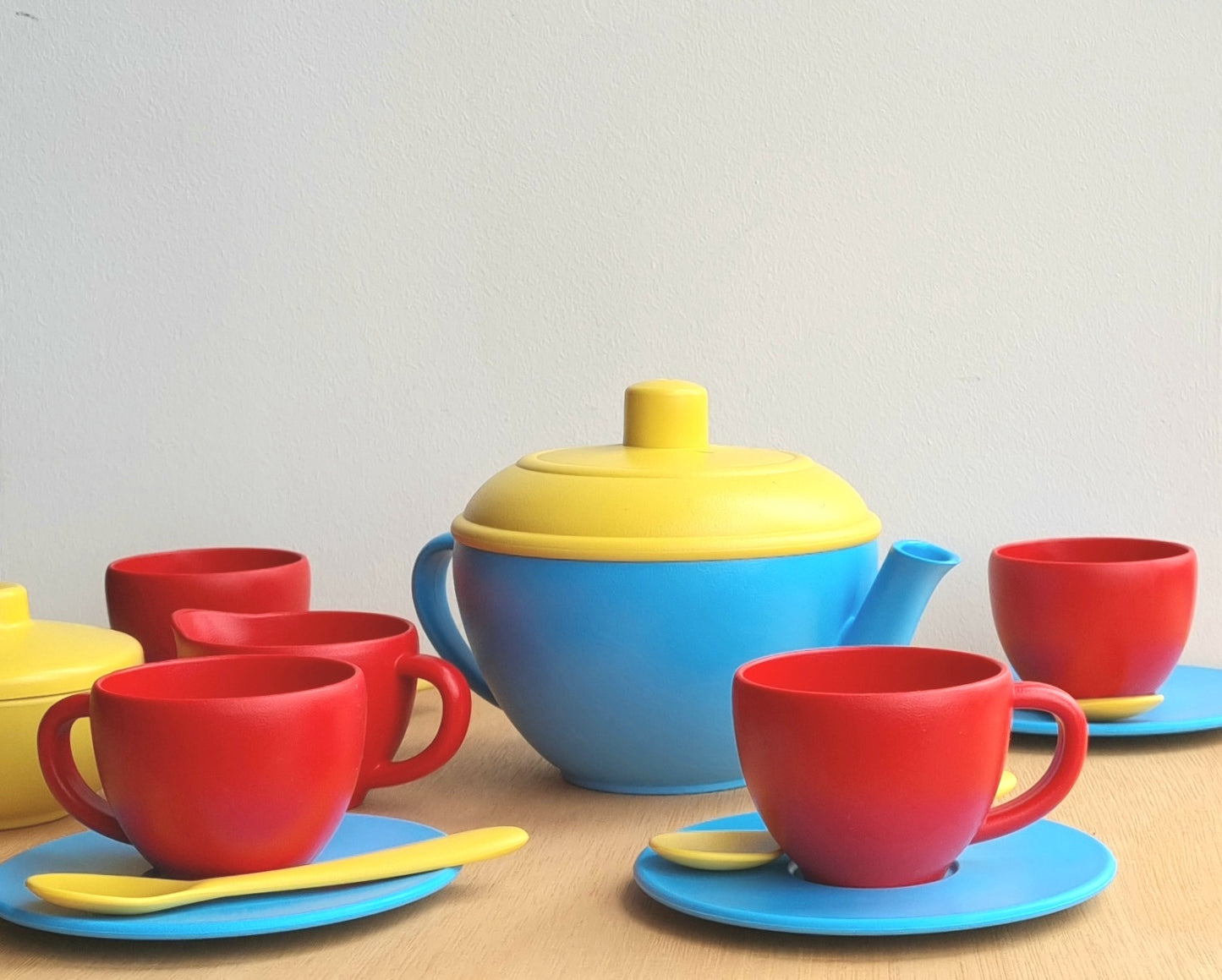 100 % recycled plastic tea set