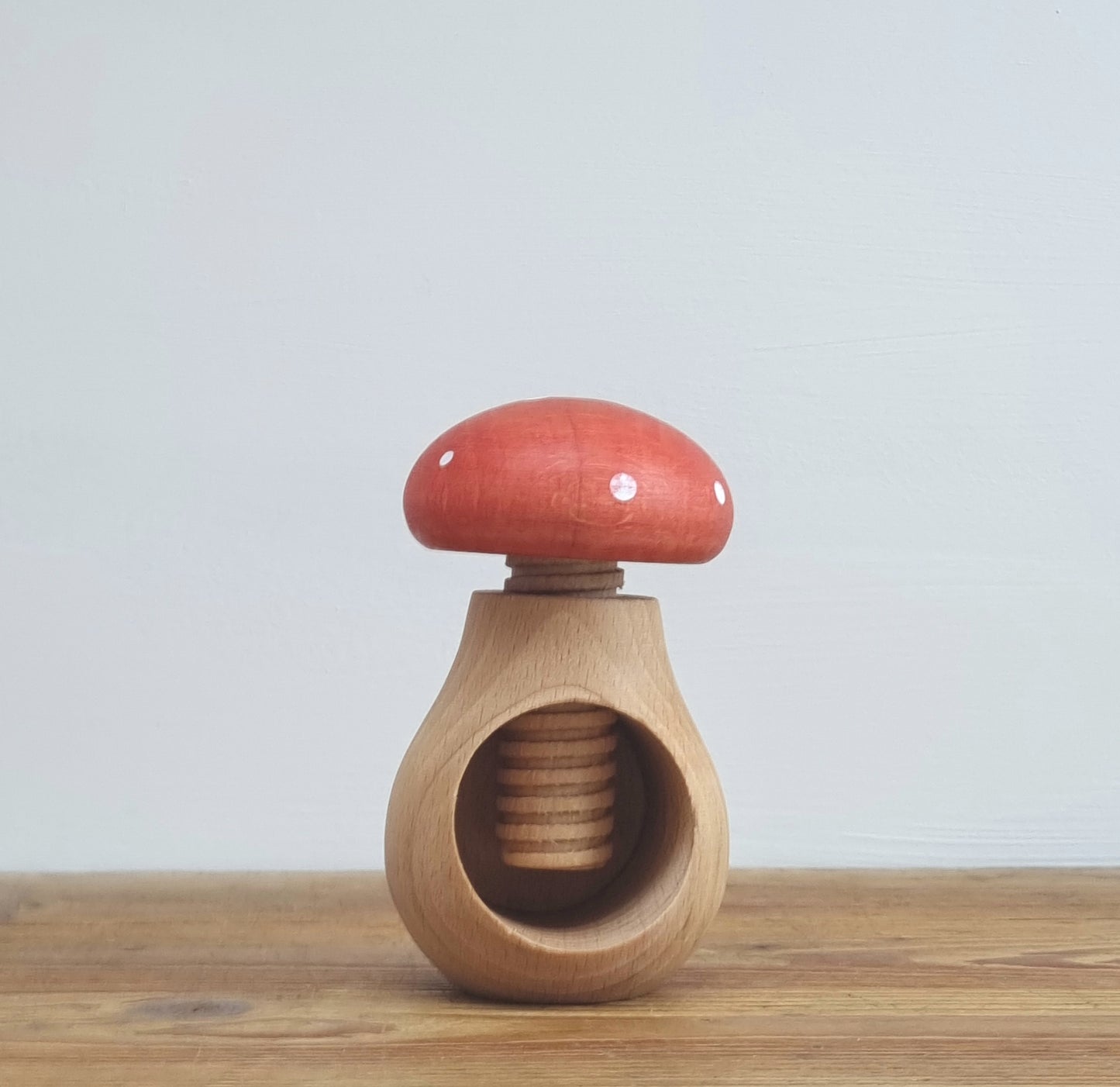 Nut cracker