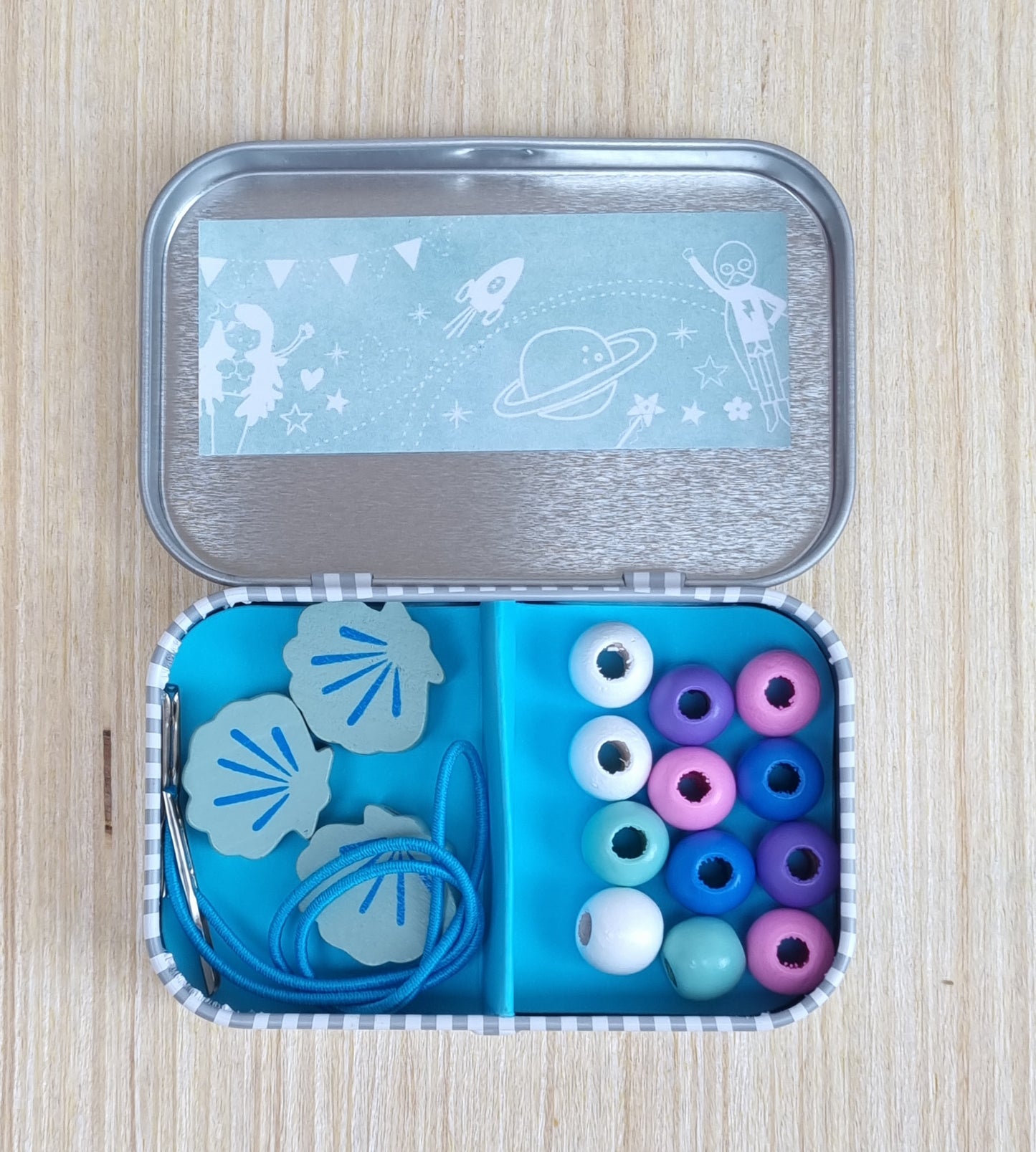 Bracelet kit in a tin