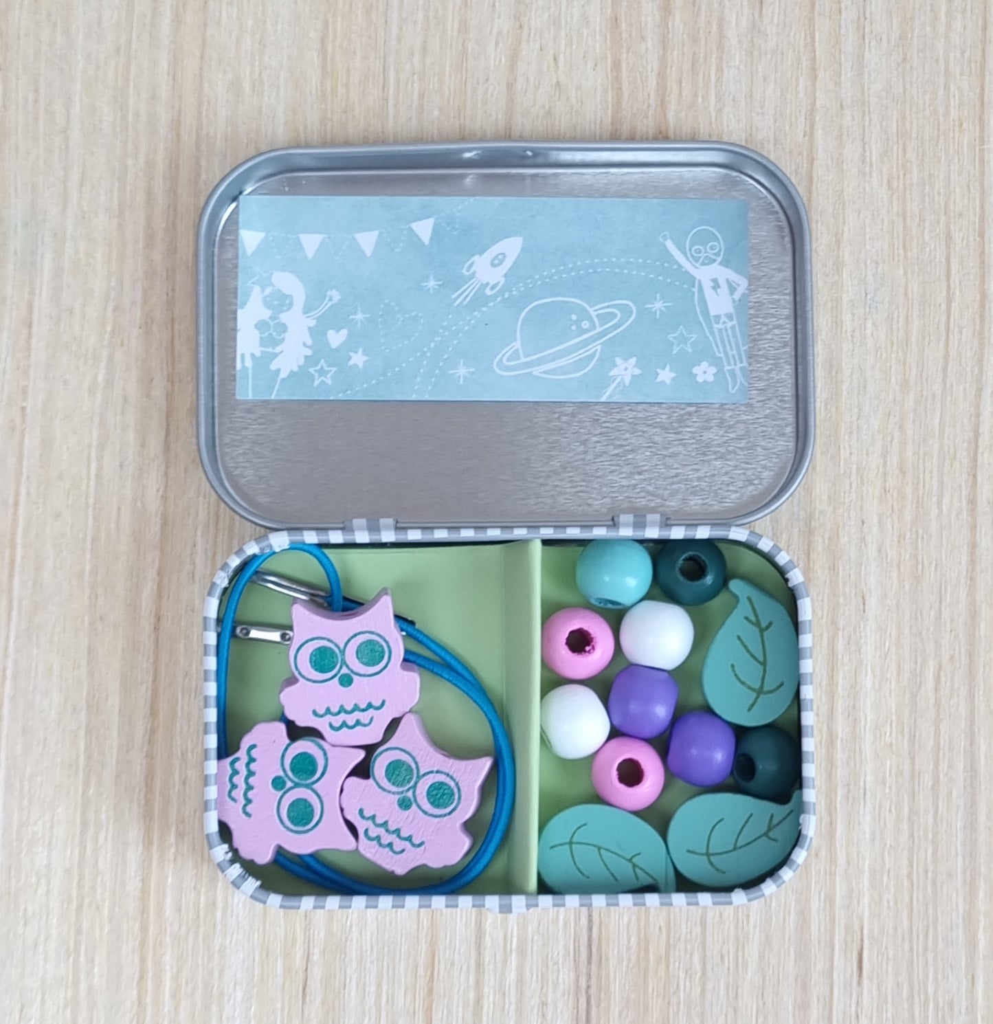 Bracelet kit in a tin