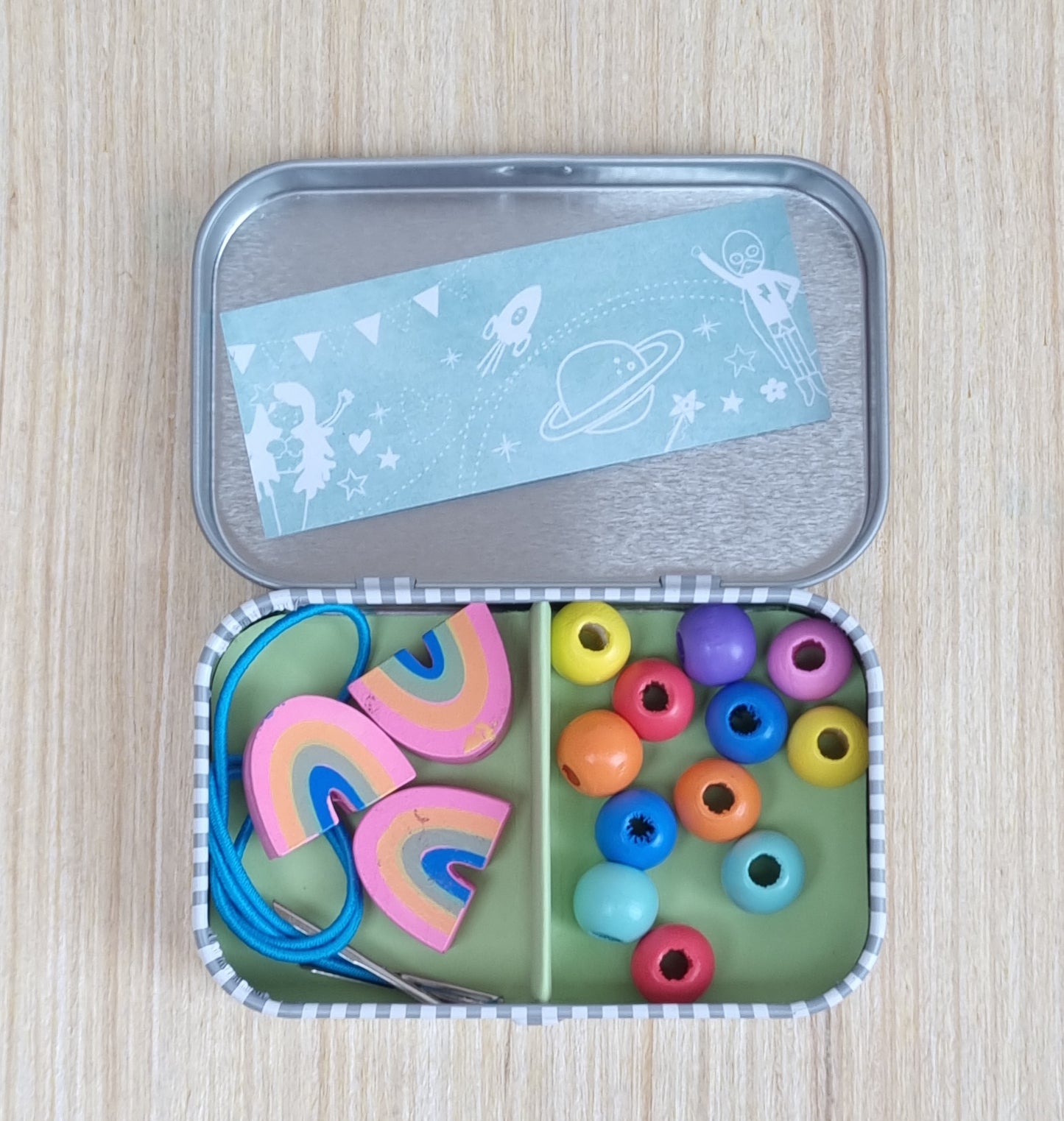 Bracelet kit in a tin