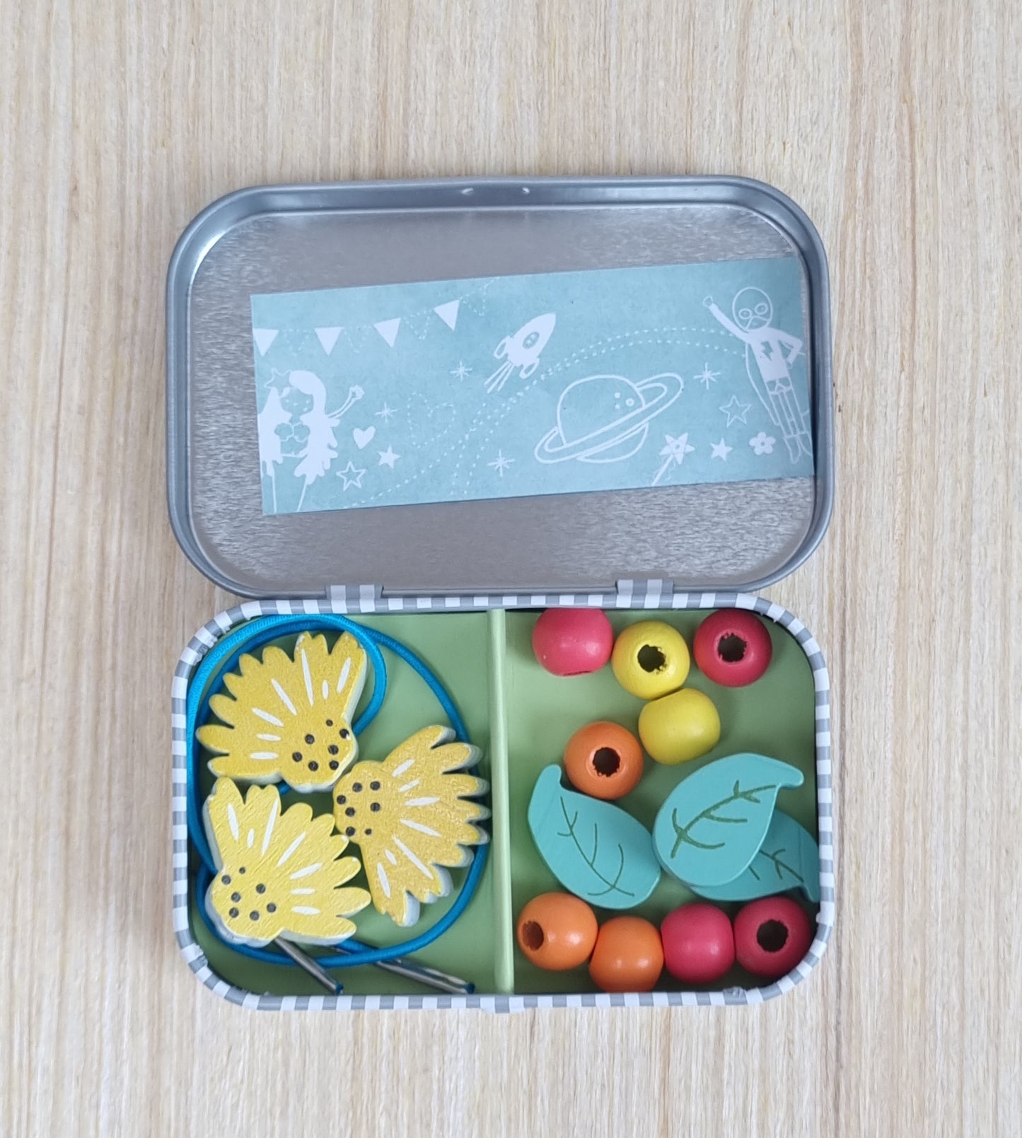 Bracelet kit in a tin