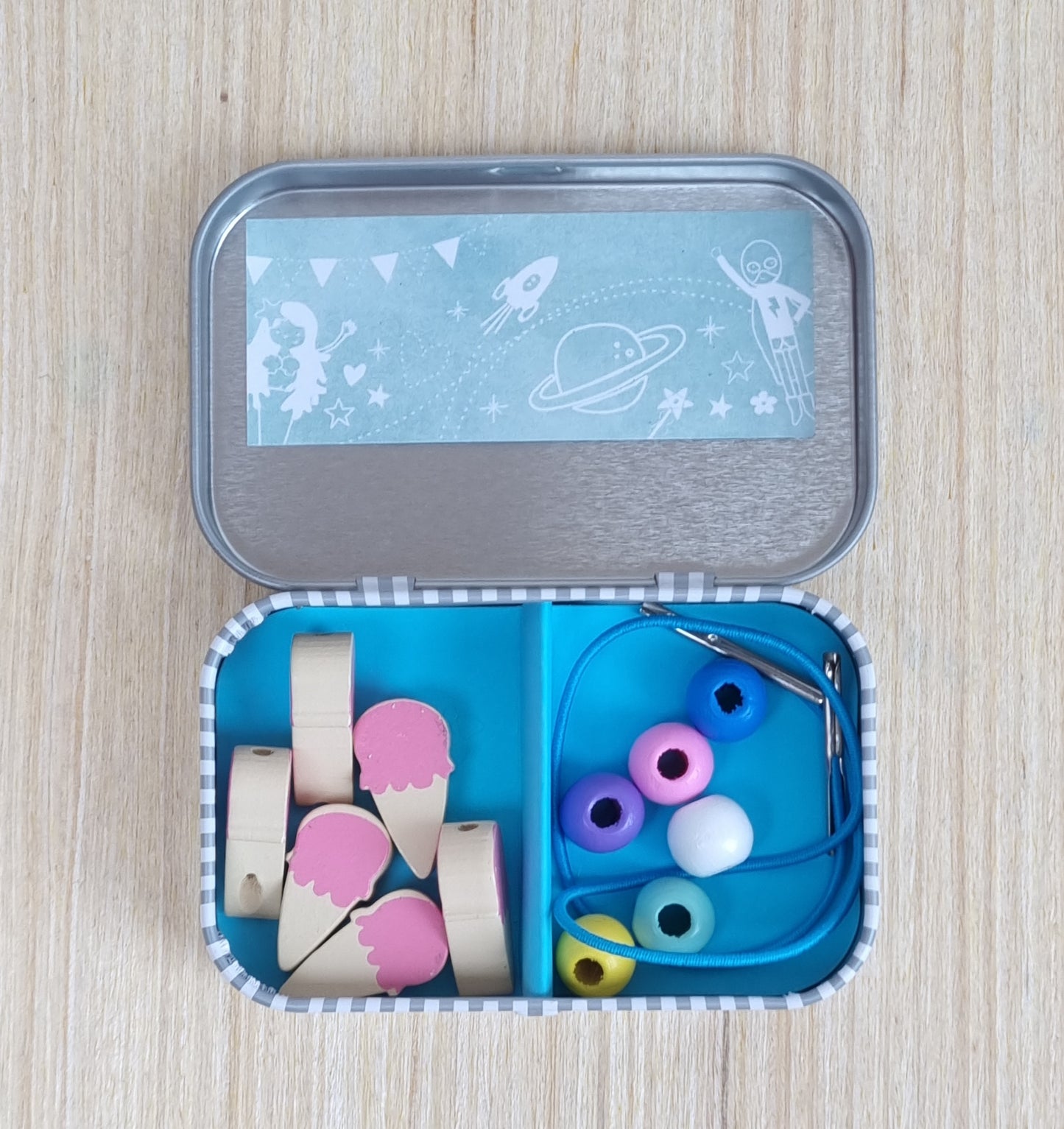 Bracelet kit in a tin