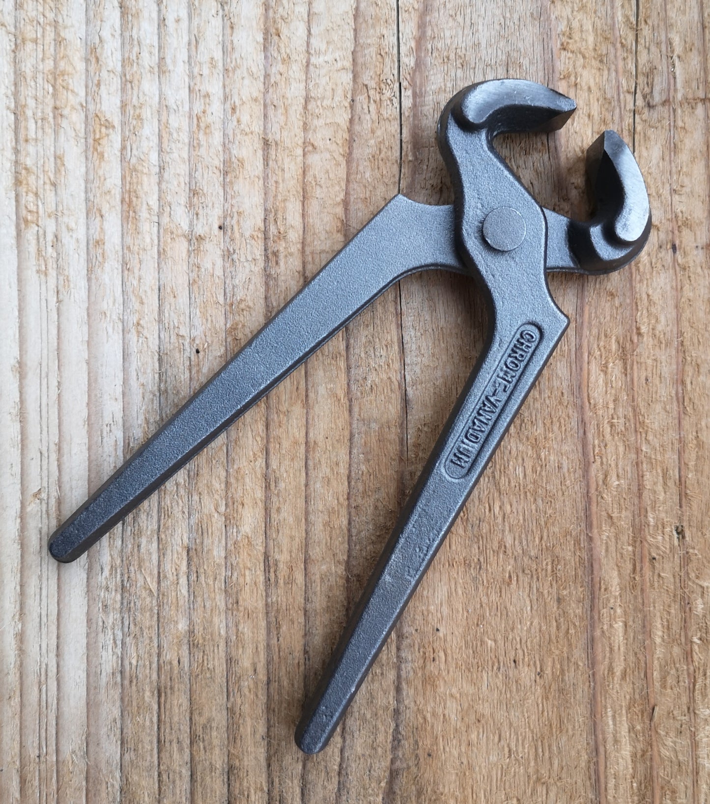 Gripping pliers