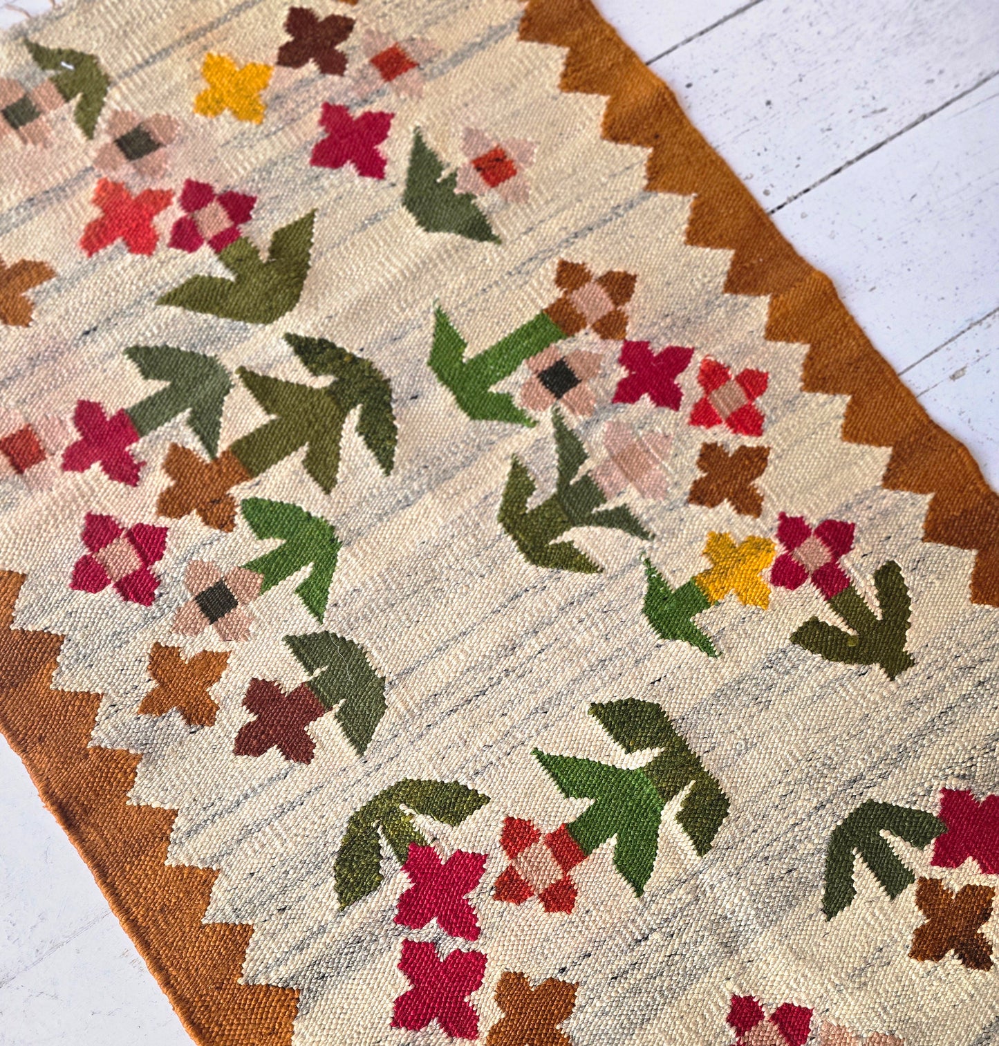 Vintage flowers rug